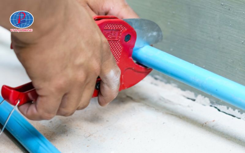 Cách 1: Cắt ống uPVC Hoa Sen bằng dao cắt chuyên dụng