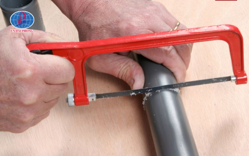 Cách 2: Cắt ống uPVC Hoa Sen bằng cưa tay hoặc cưa sắt