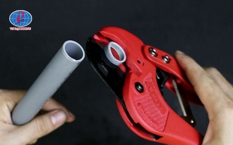 Cách 3: Cắt ống uPVC Hoa Sen bằng máy cắt mini hoặc máy cắt ống điện