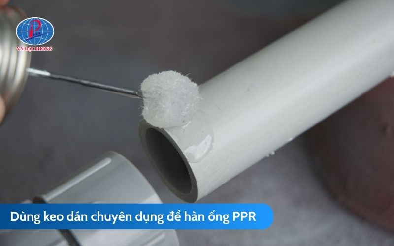 Hướng dẫn cách hàn ống PPR nhựa Đệ Nhất không cần máy hàn chi tiết 5 Dùng keo dán chuyên dụng để hàn ống PPR