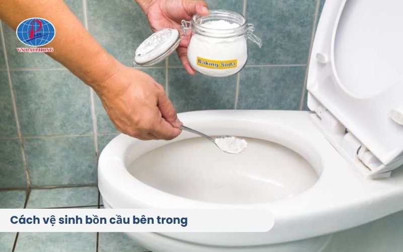 Cách vệ sinh bồn cầu bên trong