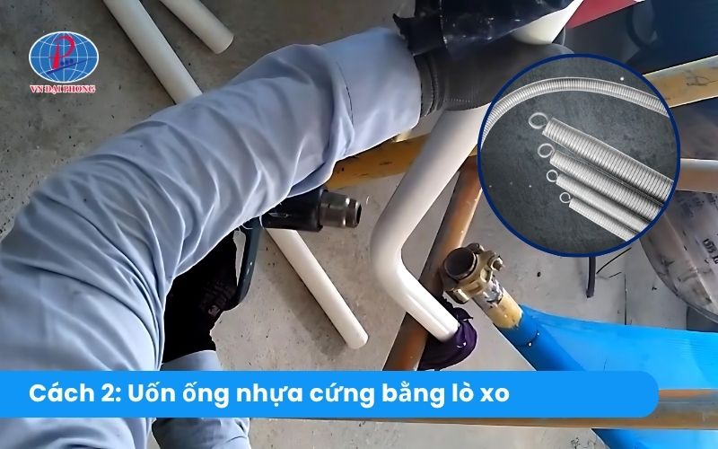Cách 2: Hướng dẫn cách uốn ống nhựa cứng bằng lò xo (dành cho ống nhỏ)